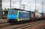 MRCE Mietlok von PKP Cargo ES64F4-205/EU45-205 mit Container-und Taschenwagenzug bei der Durchfahrt im bhf.