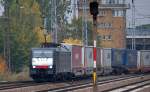 MRCE Dispolok ES 64 F4-212 f�r ERSR t�tig mit Taschenwagenzug bei der Durchfahrt im Bhf.
