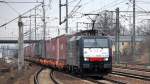 MRCE Dispolok ES 64 F4-208 für ERSR unterwegs mit Taschenwagenzug bei der Durchfahrt Bhf.
