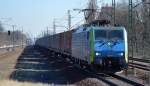 PKP Cargo mit MRCE Dispolok EU45-802/ES64F4-802 mit Containerzug Richtung Berlin-Spandau am 13.03.14 Durchfahrt Bhf.