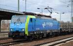 MRCE Mietlok der PKP Cargo EU45-805/ES64F4-805 mit polnischem Stahlzug beladen mit Stahlbrammen bei der Durchfahrt im Bhf.