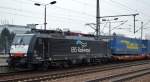 MRCE Dispolok E 189-208/ES 64 F4-208 von ERSR mit Taschwagenzug bei der Durchfahrt Bhf.