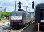 MRCE Dispolok ES 64 F4-280 (189 280-1, Siemens Bj.2008)für TXL im Einsatz mit Taschenwagenzug bei der Durchfahrt Bhf.