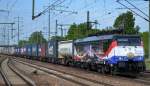 ERSR Poznan-Shuttle mit MRCE-Mietlok ES 64 F4-213 und KLV-Zug am 08.05.15 Durchfahrt Bhf.