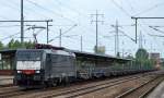PKPC mit MRCE Dispolok E 189 844/ES 64 F4-844 mit einem Ganzzug Drehgestell-Flachwagen mit Stahlbramen beladen und DeltaRail 261 301-6 hinten dran am 03.06.15 Durchfahrt Bhf.