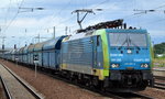 Trotz der immer größer werdenden Vectron Flotte der PKP Cargo ist die EU45-205/189-205 immer noch tätig für das polnische EVU, hier am 02.08.16 mit Ganzzug Schüttgutwagen bei