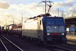 DB Cargo mit der MRCE Dispo E 189-454 und einem gemischten Güterzug am 27.11.16 Bf.