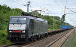 DB Cargo mit der MRCE Dispo E 189-457/ES 64 F4-457 DB Keks im Fenster und schwach ausgelastetem Containerzug am 05.08.17 Berlin-Hohenschönhausen.