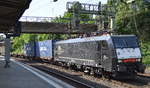 Wahrscheinlich eine DB Cargo Leistung, MRCE Dispo ES 64 F4-451/189451-8 mit Containerzug am 20.06.17 Richtung Hafen am BF.