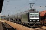 MRCE Dispolok 185 556-8 ist im Moment wohl an TXL vermietet, hier mit Ganzzug Kesselwagen (GATX) am 29.06.12 Bhf.