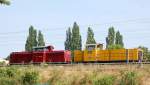 Gro�e �berraschung, hier �berf�hrt die HBN-Vereinslok V 100 2009 (92 80 1212 009-5 D-HBN, MaK Bj.1962) eine gelbe MaK G120? mit der Bezeichnung Werklok 34 Richtung Berlin-Blankenburg, 22.07.10 16:25 Berlin-Pankow.