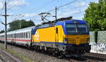 Nederlandse Spoorwegen N.V., Utrecht [NL] mit der geleasten ELL Vectron  193 935  [NVR-Nummer: 91 80 6193 935-4 D-ELOC] und EC Richtung Bahnhof Berlin-Spandau am 03.06.25 Höhe Bahnhof Berlin