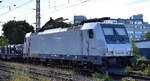 NS - Nederlandse Spoorwegen N.V., Utrecht [NL] mit der geleasten Akiem Lok  E 186 023  [NVR-Nummer: 91 84 1186 023-5 NL-NS] hing überraschend an einem Güterzug am 07.07.25 Höhe Bahnhof