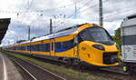Einer der so schadenanfälligen Coradia Stream Elektotriebzüge  3208  (NVR:  NL-NS 94 84 4607 008-8...... ) der NS - Nederlandse Spoorwegen N.V. am Haken RailAdventure GmbH Mietlok  218 469-5  am 11.09.25 Höhe Bahnhof Magdeburg-Neustadt.