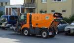 Ein Multicar mit TRILETY Aufsatzkehrmaschine der Baureihe 2000 am 10.07.14 Berlin-Pankow.