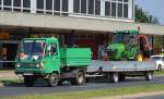multicar champion mit Hänger + Traktor darauf der Gemeinde Schönefeld am 16.09.14 Bhf.