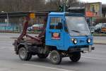 Betagtes Multicar Fahrzeug als Absetzkipper weiter unverwüstlich im Einsatz für eine Berliner Entsorgungsfirma, 15.03.16 Berlin-Marzahn.