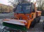 Ein multicar FUMO CARRIER mit Kehrrolle f�r den Schneer�umdienst der Fa.