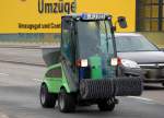 Eigenartiges Fahrzeug mit Kehrrolle als Frontaufsatz und Streusiloaufsatz anscheinend auch f�r den Winterdiensteinsatz mit Stra�enzulassung, es ist ein Ger�tetr�ger vom Hersteller EGHOLM Typ 2200T,