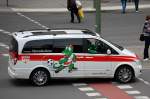 Ein Mercedes-Benz Viano Transporter des VFB Stuttgart mit dem Mannschafts-Maskottchen  Fritzle  auf dem Fahrzeug und in dem Fahrzeug unterwegs zum Pokalendspiel in Berlin am 01.06.13 Berlin
