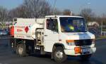 Sieht man auch nicht sehr häufig ein älteres Tanklieferfahrzeug (Klein-LKW), ein MB 814 D der Firma PETER & KREBS aus Berlin (UN-Nr.30/1202 = Diesel/Heizoel) auf dem Weg zum Berliner