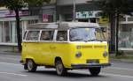Es fehlt zwar das VW-Frontlogo, aber eindeutig ein gut erhaltener VW-Transporter T2 (Produktionszeit von 1967-1979) als Camping-und Freizeitmobil aktuell privat wohl im Einsatz, 22.08.14