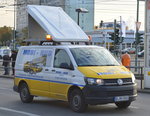 Ein VW-Transporter als Schwerlastbegleitfahrzeug der Fa.