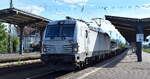 LTE Logistik- und Transport GmbH, Graz [A] mit der geleasten ELL-Vectron  7193 883  [NVR-Nummer: 91 80 7193 883-4 D-ELOC] und einem Ganzzug Containertragwagen (leer) am 18.05.26 Durchfahrt Bahnhof Magdeburg-Neustadt.
