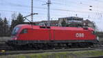 Fast schon dunkel , da fährt der österreichische Taurus der ÖBB - Österreichische Bundesbahnen [A]  1116 085  [NVR-Nummer: 91 81 1116 085-2 A-ÖBB] am 10.12.25 Höhe