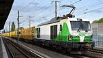 Salzburger Eisenbahn TransportLogistik GmbH, Salzburg [A] mit der geleasten ELL Vectron Dual Lok  248 017  [NVR-Nummer: 90 80 2248 017-6 D-ELOC] und einem Ganzzug Stammholz am 05.06.25 Höhe