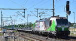 Salzburger Eisenbahn Transport Logistik GmbH, Salzburg [A] mit der geleasten ELL Vectron  193 219  [NVR-Nummer: 91 80 6193 219-3 D-ELOC] und einem Ganzzug firmeneigener Drehgestell-Rungenwagen
