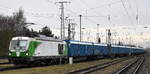 Salzburger Eisenbahn Transport Logistik GmbH, Salzburg [A] mit der geleasten ELL Vectron Dual Lok  248 017  [NVR-Nummer: 90 80 2248 017-6 D-ELOC] und einem Ganzzug Container für Holzhackschnitzel