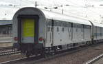 Hier einer dieser ehemaligen Bahnpostwagen die schon seit längerem bei RailAdventure als Begleit- und Schutzwagen bei Bahnfahrzeug-Überführungen genutzt werden.