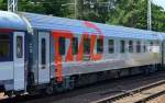 Die relativ neue Generation Russischer Schlafwagen (017 02992) für die RZD aus dem Hause Siemens, hier einer mit der Nr. CH-FPC 62 85 78-90 075-3 WLABmz am 05.07.15 Berlin-Hirschgarten im EN 453.