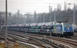Der inzwischen fast allt�gliche PKW-Transportzug mit der polnischen Lok EU43-006 (91 51 627 0005-7 PL-PKPC/ E 186 134) mit fabrikneuen FIAT 500 unterwegs, 20.11.10 Berlin Greifswalder Str.