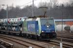 PKPC EU43-006 (91 51 627 0005-7 PL-PKPC / E 186 134) mit fabrikneuen FIAT 500 am Haken unterwegs, 20.11.10 Berlin Greifswalder Str.