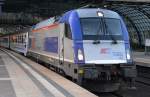 EC 55 nach Gdyna Glowna in Polen mit Husarz 5 370 003 bei der Ausfahrt im Berliner Hbf.