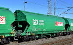 Ein Drehgestell-Schüttgutwagen mit Schwenkdach und dosierbarer Schwerkraftentladung für Getreidetransporte vom Einsteller GREENBRIER LEASING EUROPE BV mit der Nr.