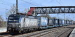 PKP CARGO S.A., Warszawa [PL] mit ihrer Vectron  EU46-515  [NVR-Nummer: 91 51 5370 027-2 PL-PKPC] und einem KLV-Zug am 10.04.25 Höhe Bahnhof Saarmund.