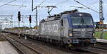  PKP CARGO S.A., Warszawa [PL] mit ihrer Vectron  EU46-504  [NVR-Nummer: 91 51 5370 016-5 PL-PKPC] und einem Ganzzug BLG Nutzfahrzeug-Transportwagen (leer) am 04.11.25 Höhe Bahnhof Rodleben.