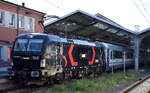 PKP Intercity Sp. z o.o., Warszawa [PL] mit der geleasten Cargounit Vectron  5370 051-2 , Name:  MONIKA  [NVR-Number: 91 51 5370 051-2 PL-ID] und dem EC 55 nach Krakow Glowny am 25.06.26 Abfahrt Bahnhof Frankfurt (Oder). 