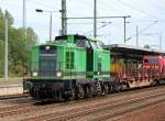 BUG mit ihrer V 100-BUG-01 (98 80 3201 110-4 D-BUG) und einigen Rungenwagen zum Langschienentransport ohne Beladung bei der Durchfahrt im Bhf.