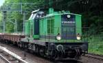 Die BUG V 100-BUG-01 (98 80 3201 110-4 D-BUG) unterwegs mit Flachwagen mit staubigen altem Gleisschotter, 29.05.12 H�he Sch�nhauser Allee Berliner Innenring.