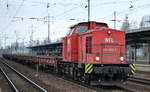 Einer von den vielen täglichen Bauzüge, die WFL Lok 15/202 822-3 mit einigen Drehgestell-Flachwagen bei der Durchfahrt Bf.