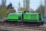 Die relativ neue V 100-BUG-04 [NVR-Nummer: 92 80 1202 240-8 D-BUG, LEW Bj.1970]  mit einigen Drehgestell-Flachwagen der hvle am 05.04.17 Berlin-Blankenburg abgestellt.
