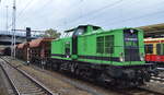 V 100-BUG-02 (202 501-3) mit langem Schotterzug am 11.10.17 Durchfahrt Bf.