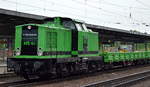 BUG V 100-BUG-04 (202 240-8) mit einigen Drehgestell-Flachwagen und mgw Schienengleisbaukran KIROW KRC 810 T  Der Dicke  + Schutzwagen am 16.05.17 Bf. Flughafen Berlin-Schönefeld.