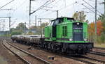 BUG V 100-BUG-02 (202 501-39 mit drei Drehgestell-Flachwagen mit Feriggleisbohlen am 25.09.17 Bf. Flughafen Berlin-Schönefeld.