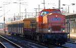 LOCON 215 (92 80 1203 141-7 D-LOCON) �berf�hrt ein von den ehemals z-gestellten Berliner S-Bahn Vietelz�gen der BR 485/885, die wieder f�r den Regeldienst fit gemacht wurden, da es nachwievor an