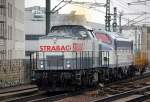 In neuer Farbgebung, die STRABAG Lok 203 166 (92 80 1203 166-4 S-STRA, LEW Bj.1971) hat die Nohab 1147 von STRABAG (92 80 1227 007-2 D-EIVEL, Nahab Bj.1964) + Drehgestellflachwagen am Haken, 28.02.13